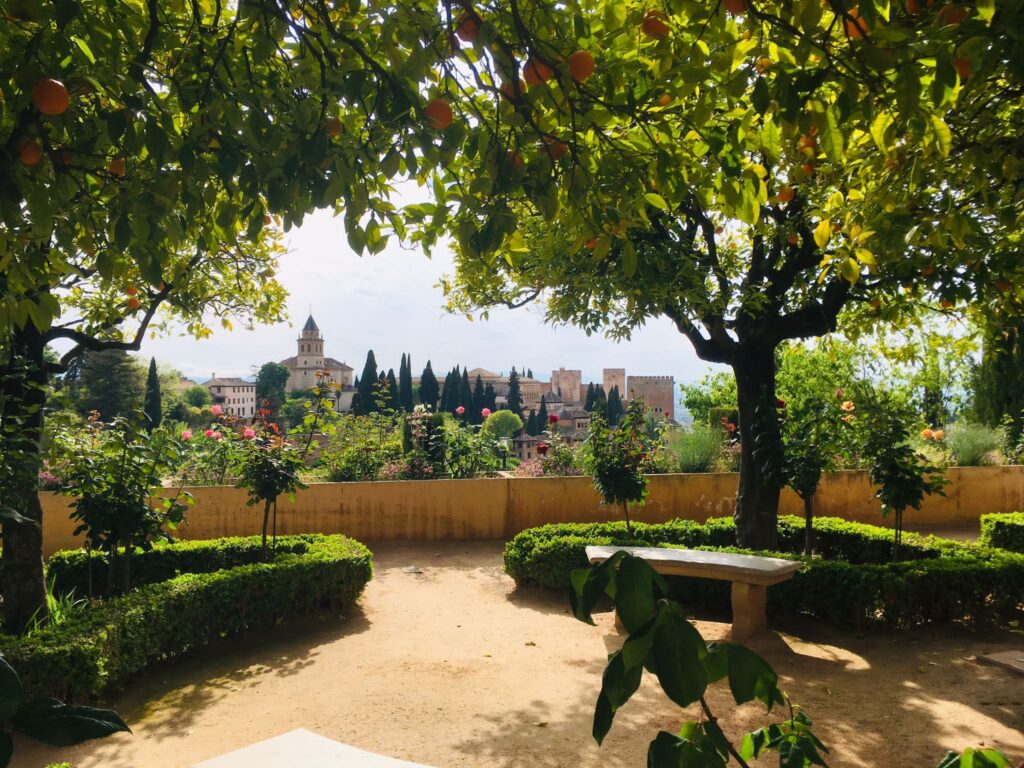 Alhambra entre naranjos.